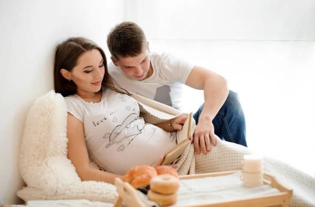胎教能促进胚胎发育，准妈在胎教方面该做什么